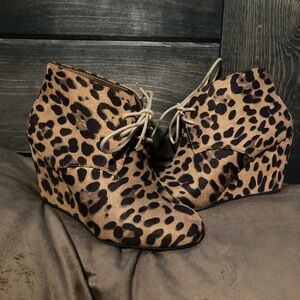 Bella Marie, size 7, Leopard Print Wedge Ankle Boots, cute and comfy